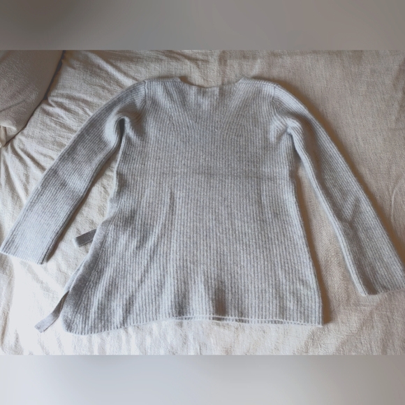 *HALOGEN* V-Neck 100% Cashmere Sweater w/ Side Slit Tie Heather Gray, Medium EUC - Picture 11 of 11